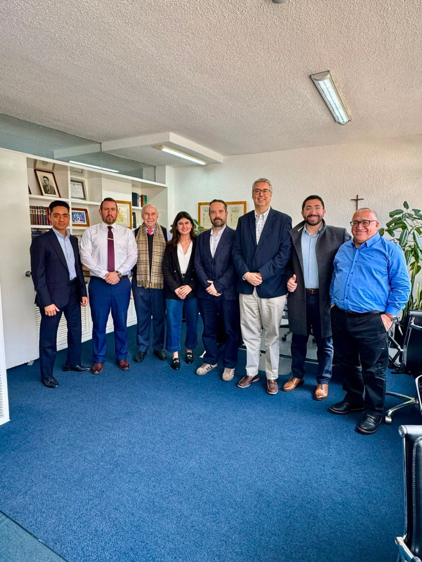 Equipos de U del Prado y ADIPA reunidos en la sede de la Colonia Roma Norte