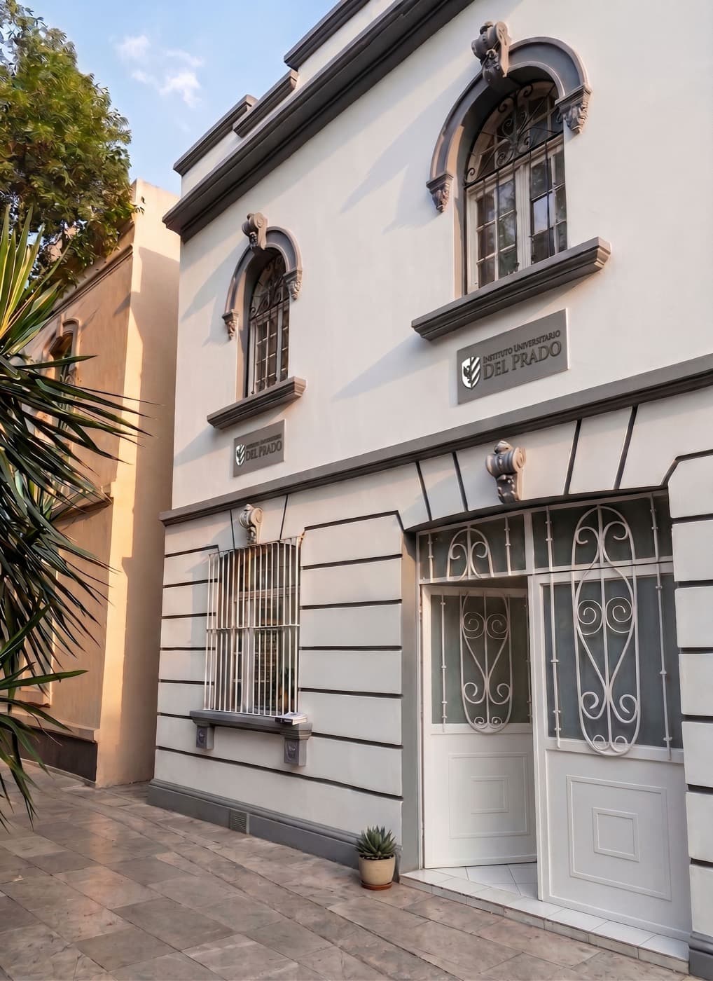 Fachada del edificio de U del Prado en la Colonia Roma Norte